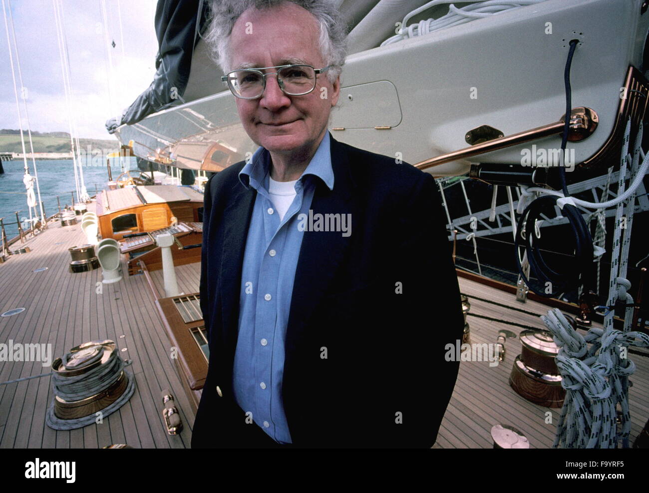 AJAX NEWS FOTO - 2001 - Falmouth, Inghilterra -- olandese architetto navale e armamento specialista GERRY DIJKSTRA raffigurata sul ponte della restaurata recentemente Shamrock V A Pendennis Shipyard. Foto:JONATHAN EASTLAND/AJAX REF:21204 4 12 Foto Stock