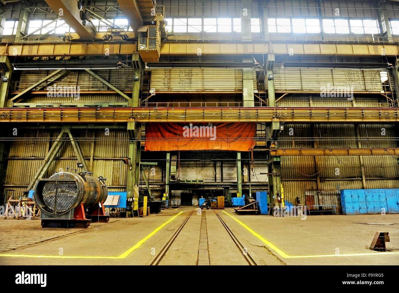 Ripresa industriale con l'interno di un vecchio per impieghi pesanti factory Foto Stock