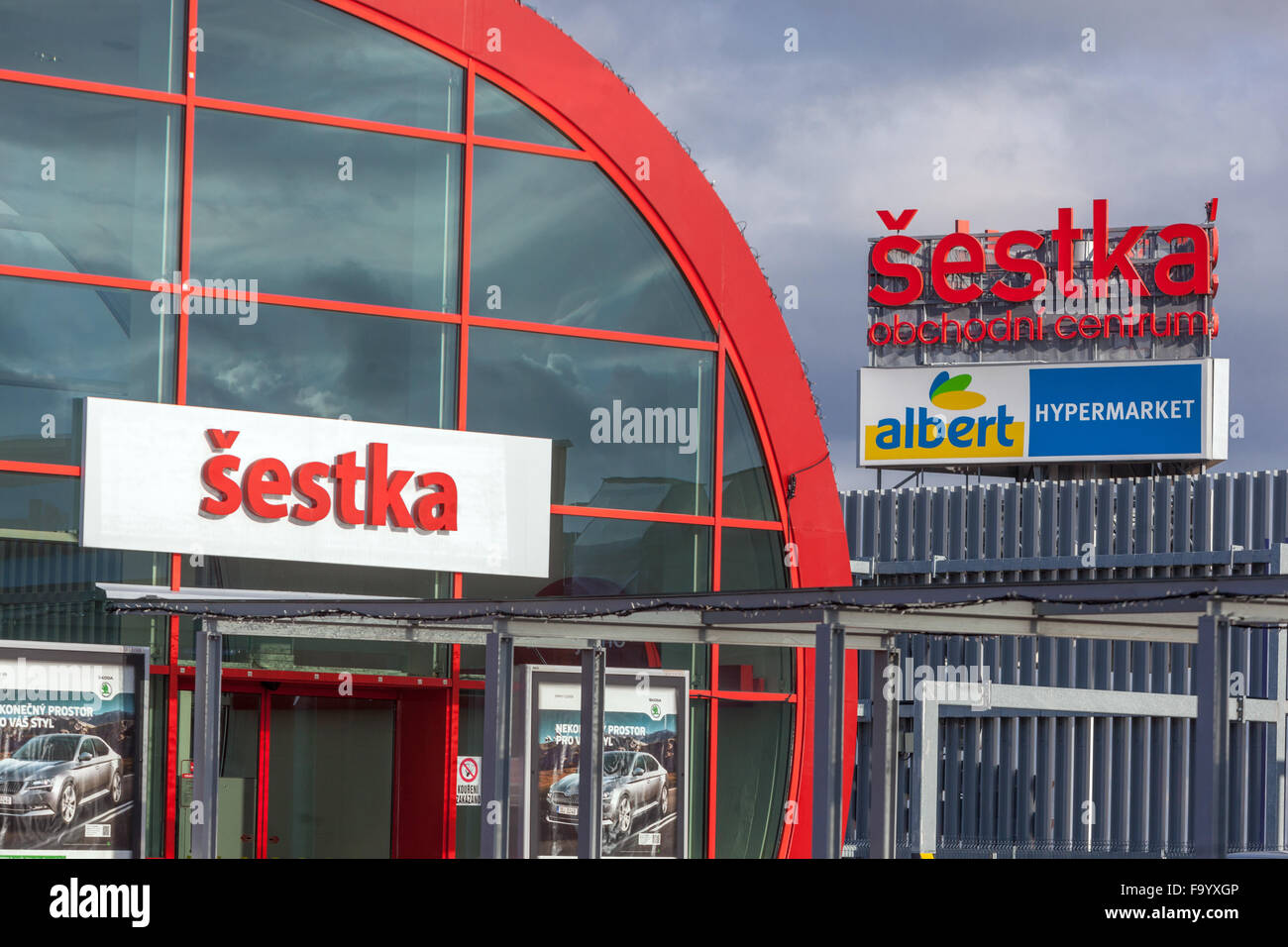 Sestka shopping center ingresso, Praga Ruzyne, Repubblica Ceca Foto Stock