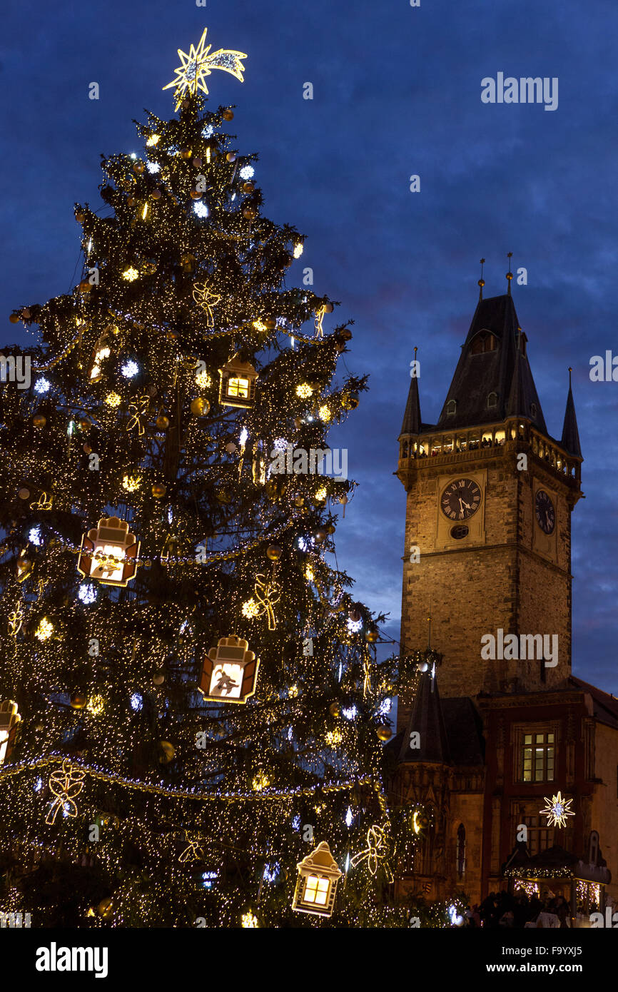Tradizionali mercatini di Natale in Piazza della Città Vecchia. Praga, Repubblica Ceca Foto Stock