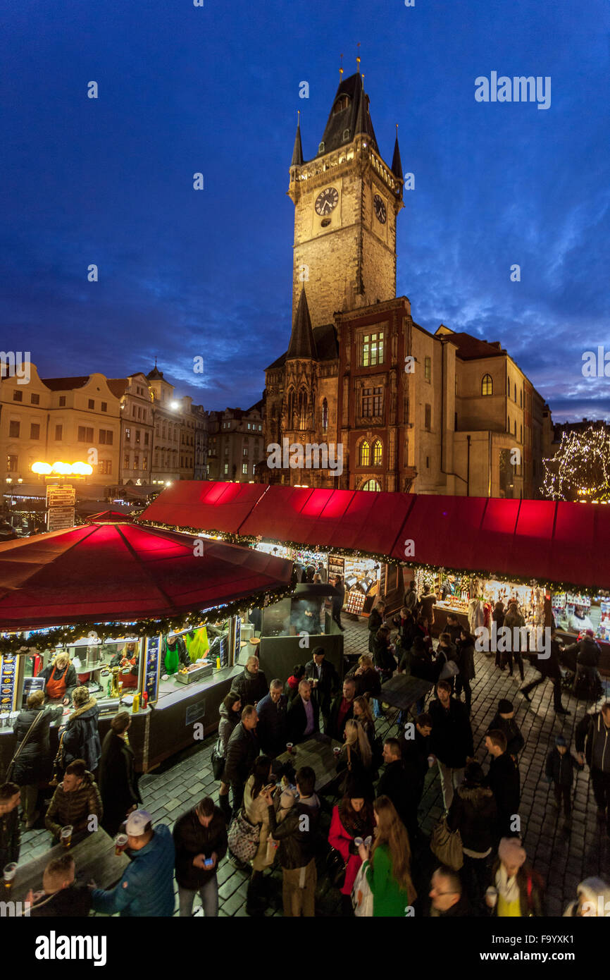 Tradizionale mercatino di Natale di Praga in Piazza della Città Vecchia. Praga shopping Repubblica Ceca Natale Europa Foto Stock