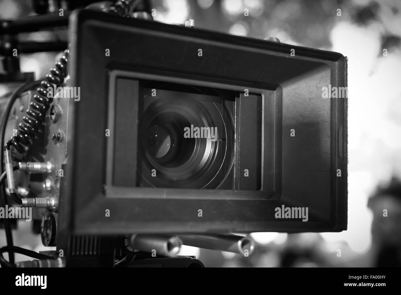 Videocamera professionale lente contro al di fuori della messa a fuoco lo sfondo. Foto Stock