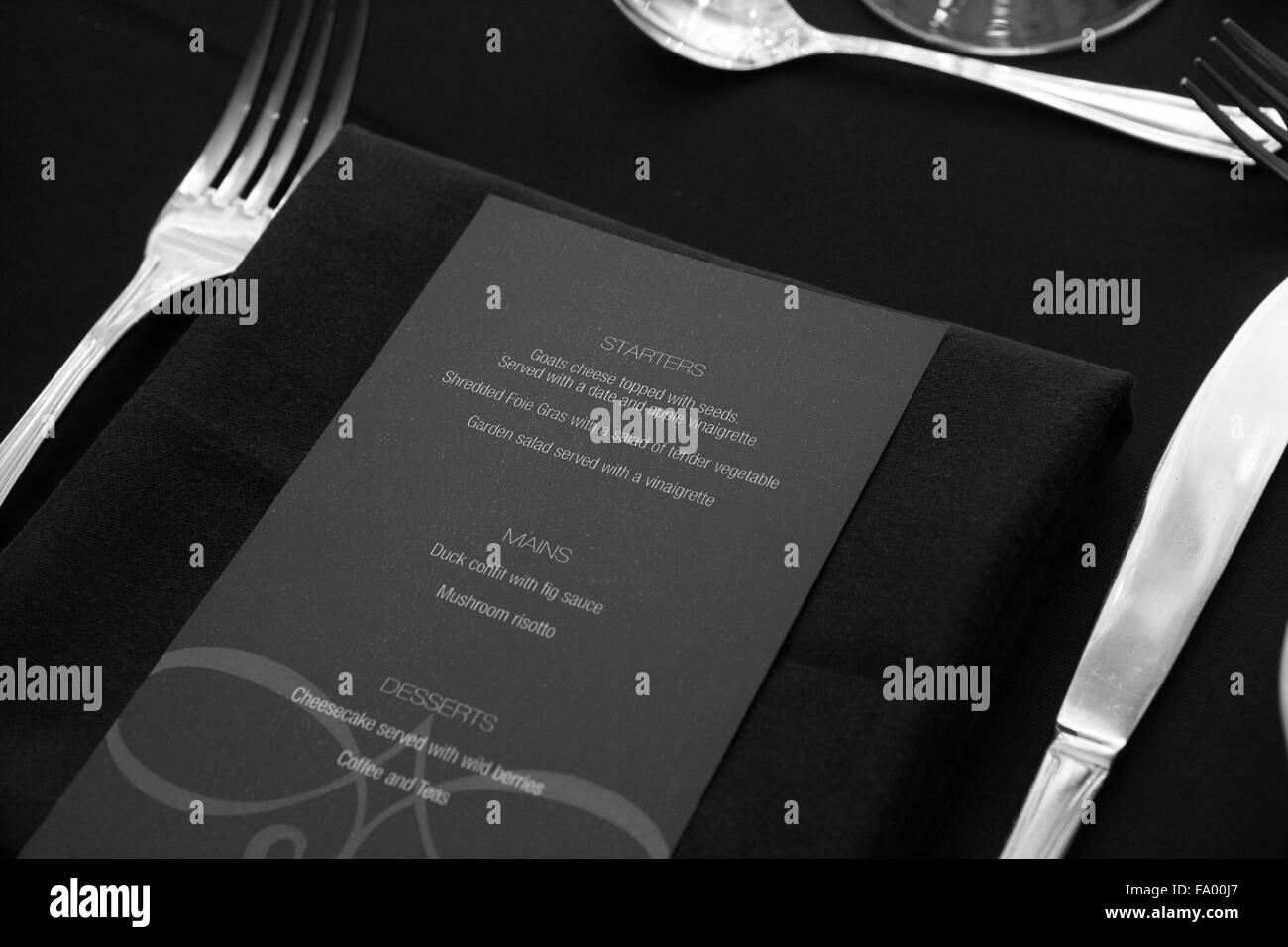 Il menu del ristorante sulla tavola per gli ospiti in bianco nero Foto Stock