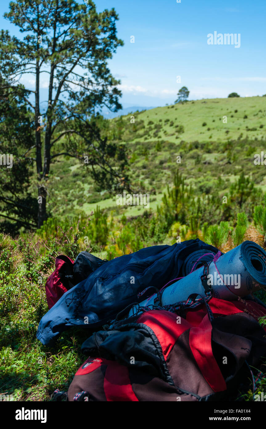 Zaino di un escursionista di montagna posa sull'erba Foto Stock