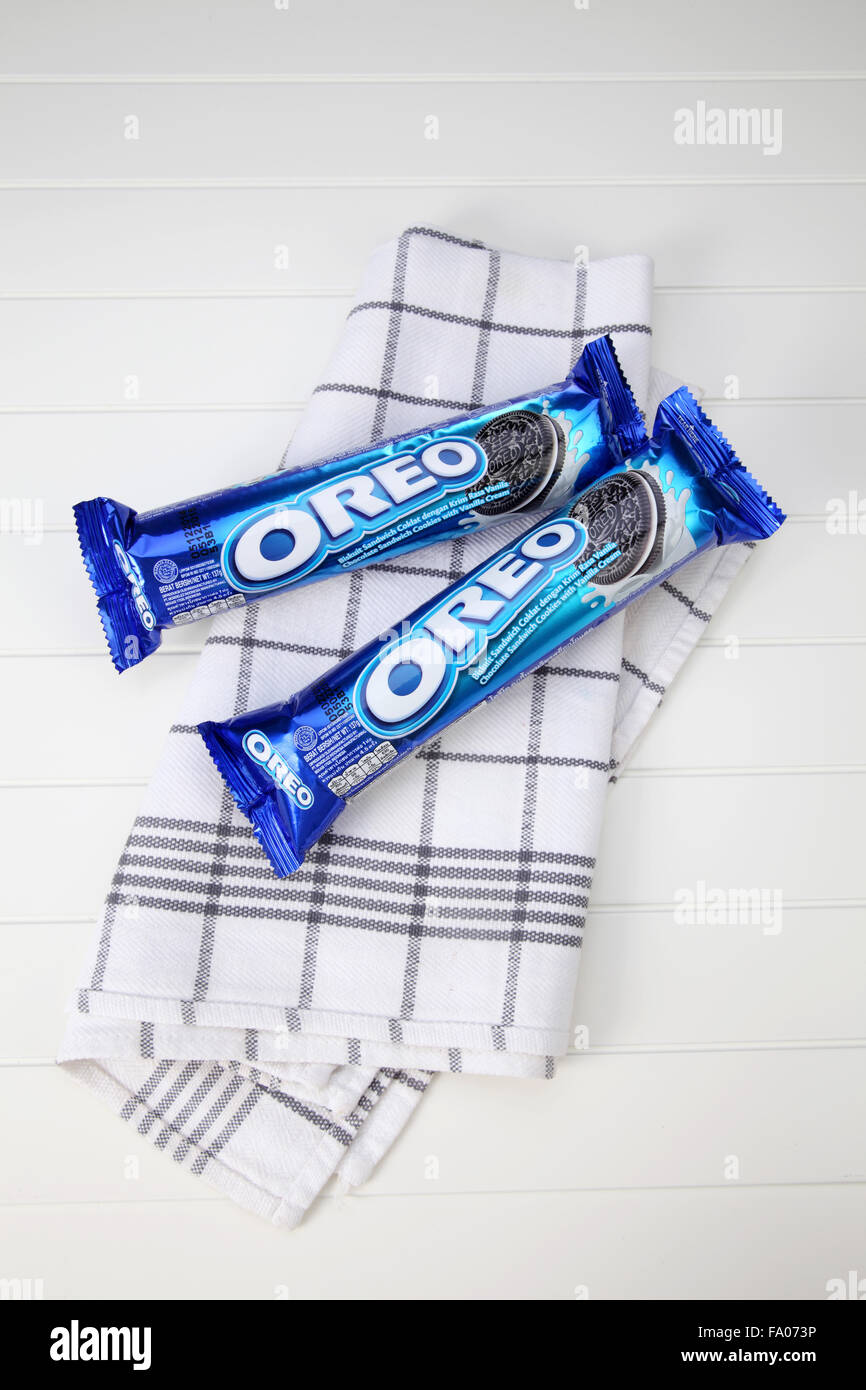 Kuala Lumpur,Malesia,14thMay2015,Oreo cookie su bianco.Oreo è un cookie a sandwich costituita da due wafer al cioccolato con crea Foto Stock