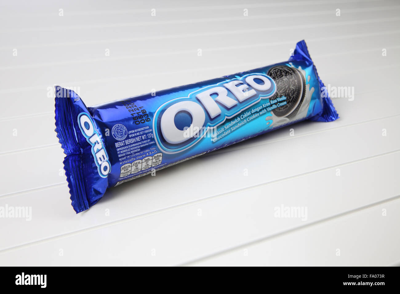 Kuala Lumpur,Malesia,14thMay2015,Oreo cookie su bianco.Oreo è un cookie a sandwich costituita da due wafer al cioccolato con crea Foto Stock