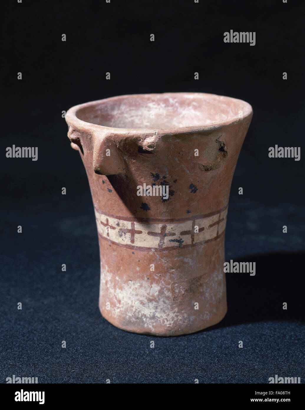 Arte precolombiana Pre-Incan. Cultura Cashaloma. Antropomorfo recipiente di ceramica. 1o x 8,5 cm (diametro). Dall'Ecuador. Collezione privata. Foto Stock