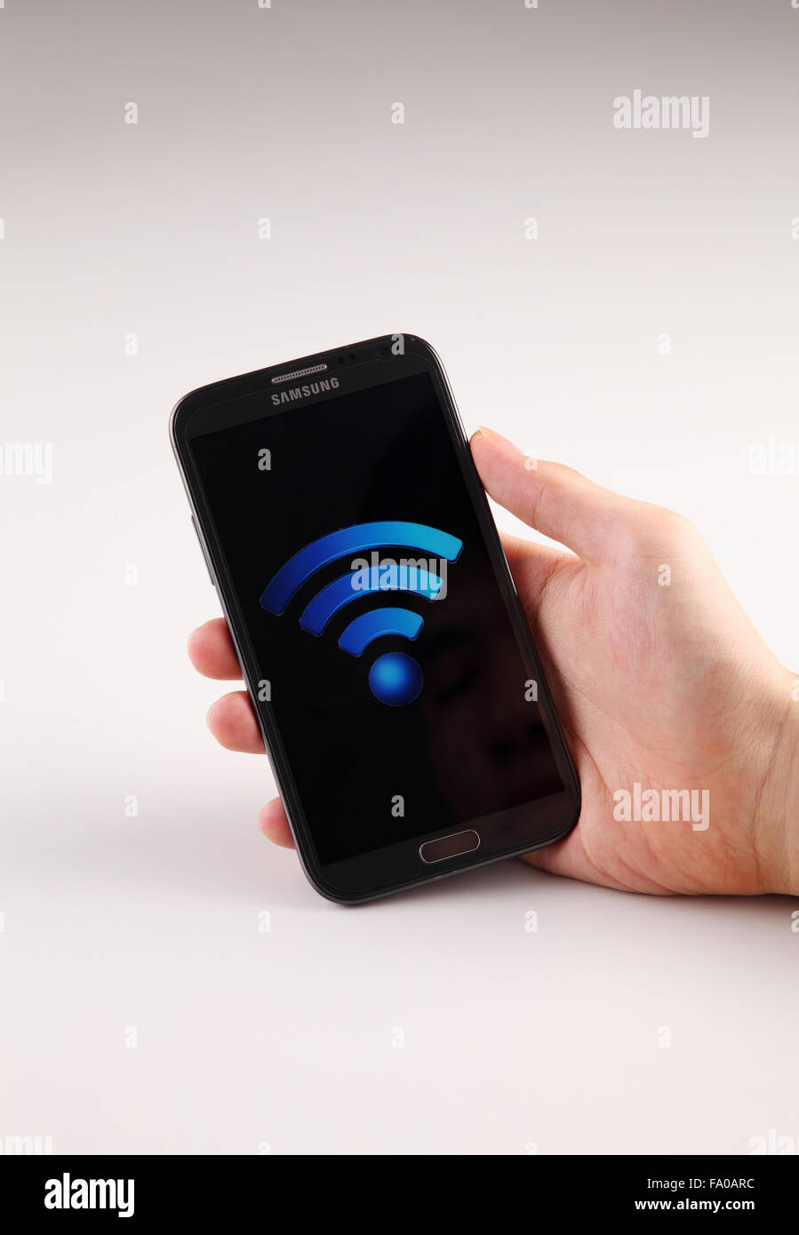 KUALA LUMPUR, Malesia - 14 Maggio 2015,internet logo sullo schermo di cellulare Foto Stock