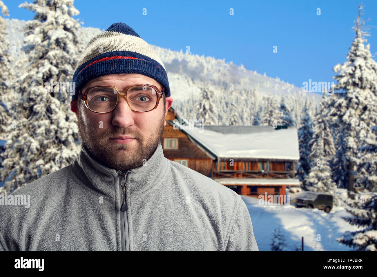 Uomo in montagne invernali Foto Stock