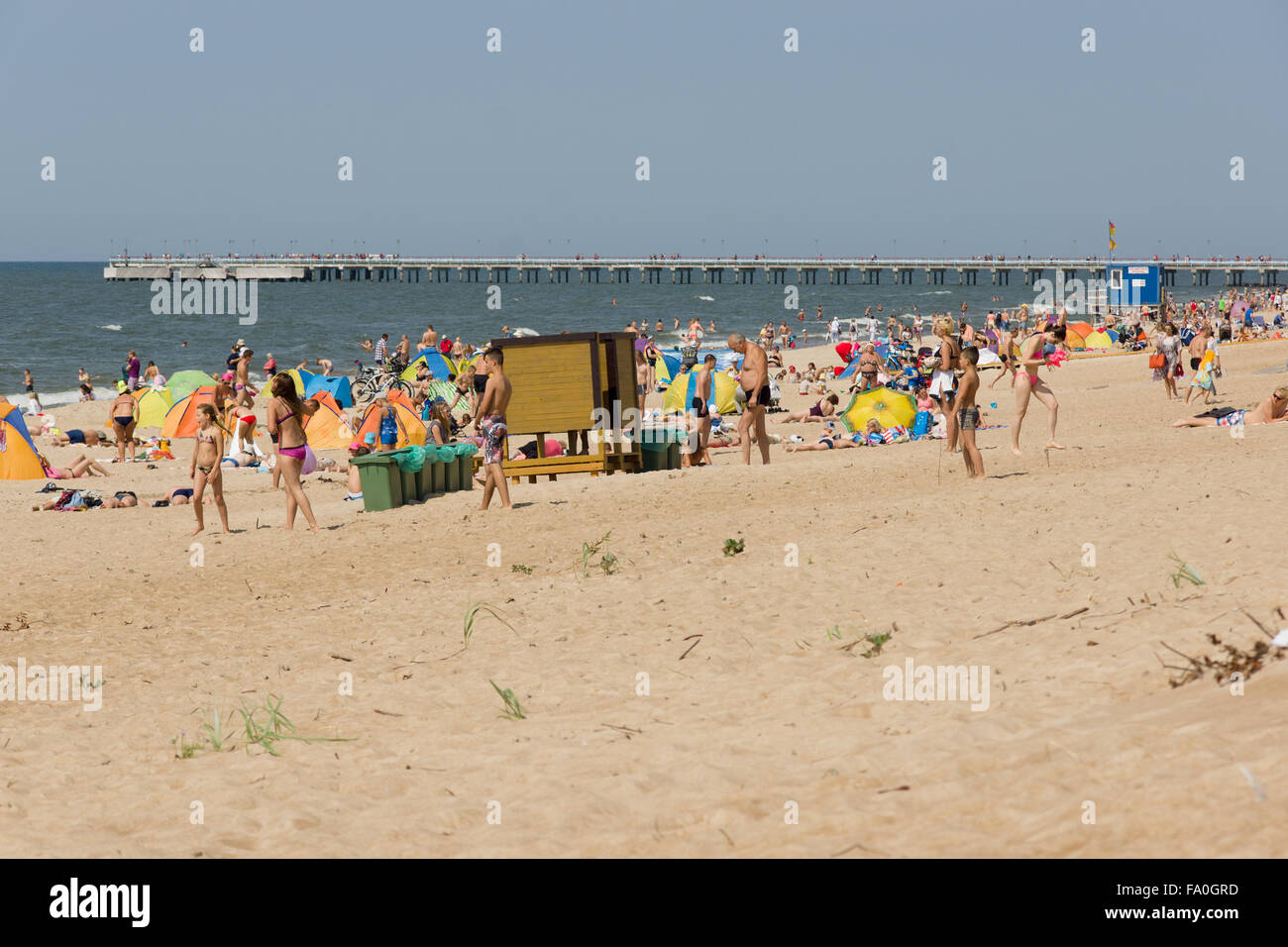 Affluenza di turisti a Palanga sulla spiaggia di Agosto 02, 2015 a Palanga, Lituania. Foto Stock
