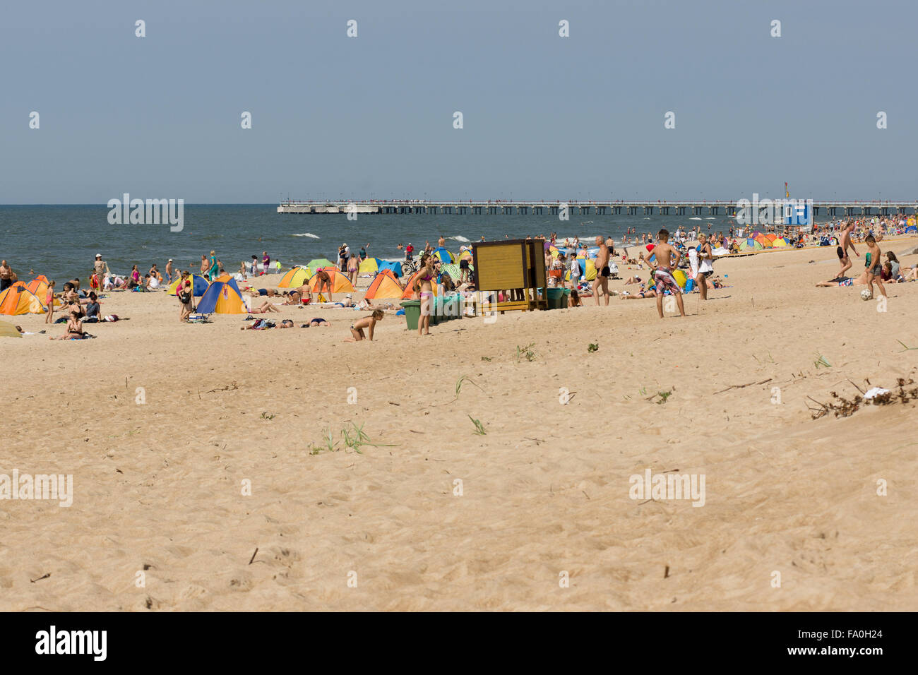 PALANGA, Lituania - agosto 02: affluenza di turisti a Palanga sulla spiaggia di Agosto 02, 2015 a Palanga, Foto Stock