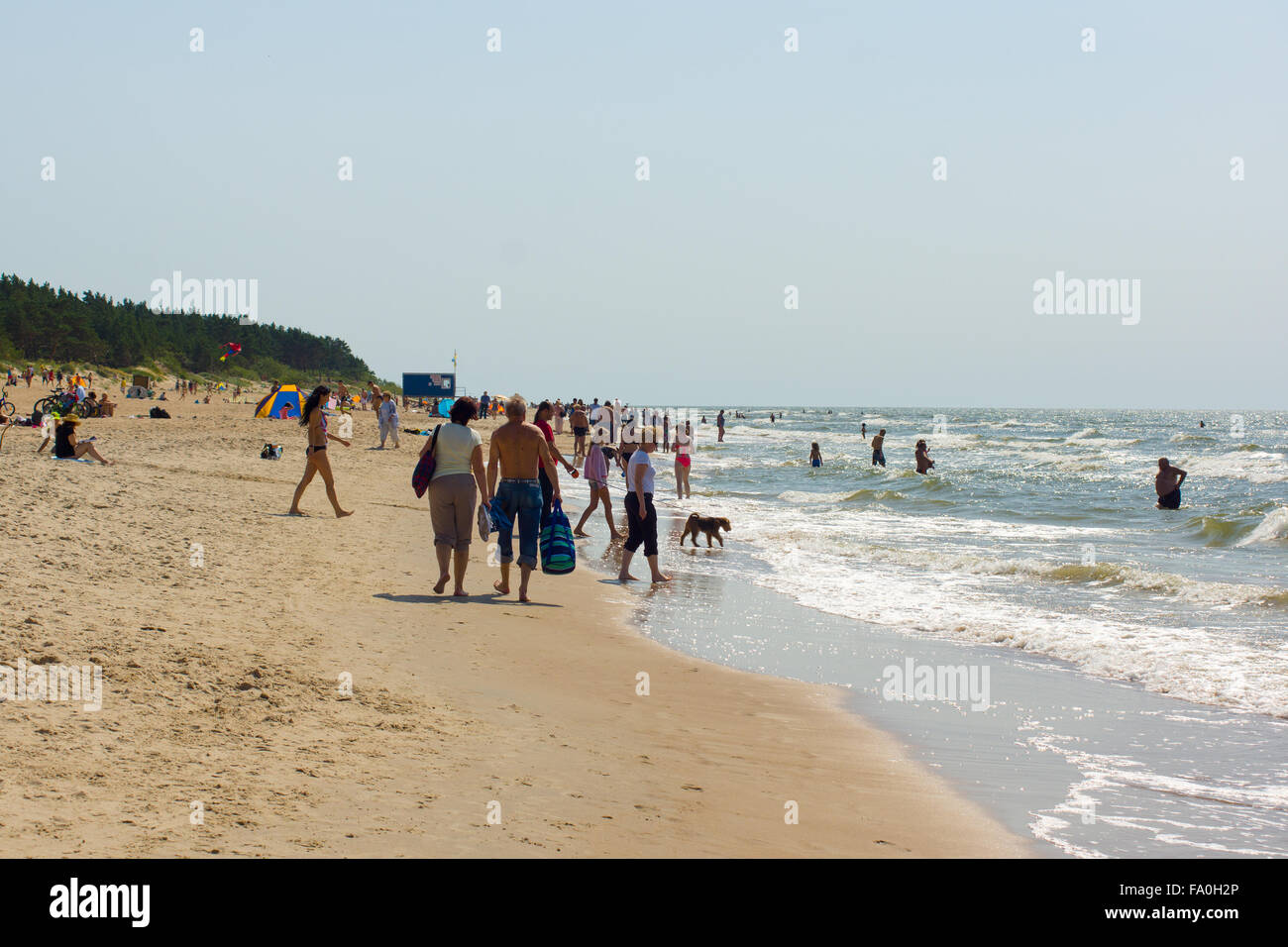 PALANGA, Lituania - agosto 02: affluenza di turisti a Palanga sulla spiaggia di Agosto 02, 2015 a Palanga, Lituania. Circa 1 mi Foto Stock
