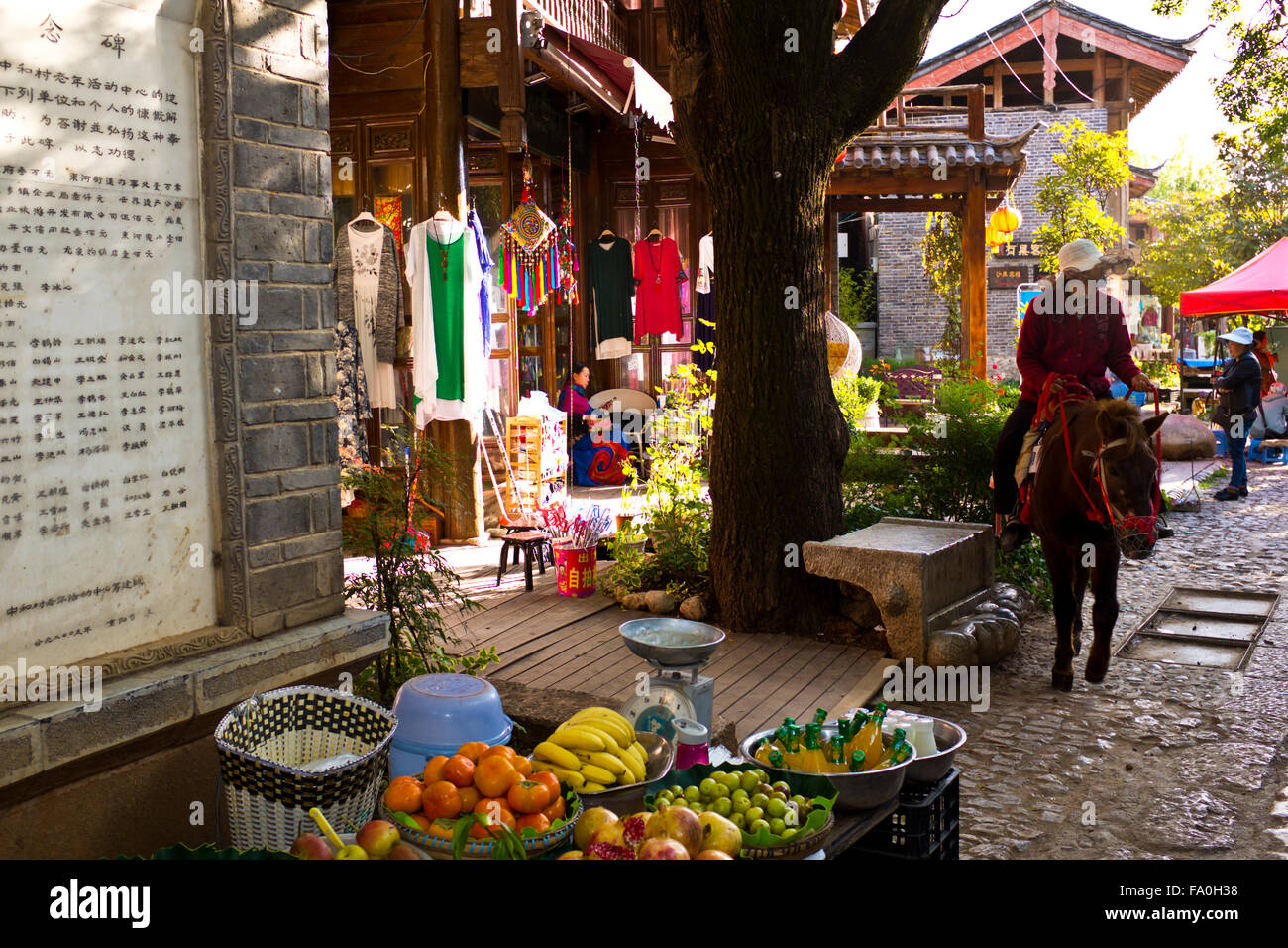 Alla vecchia citta' di Dali porta est,la dinastia Ming mura della città è caratterizzato da stradine di ciottoli e case in pietra con tetti tradizionali,Yunnan Foto Stock