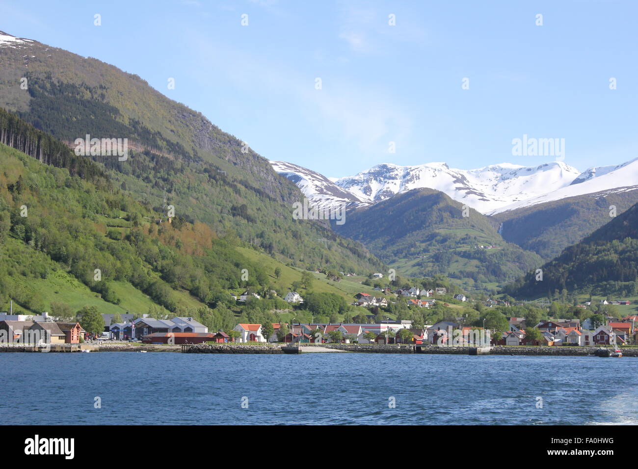 Una vista del villaggio di Vik Sognefjord in Norvegia Foto Stock