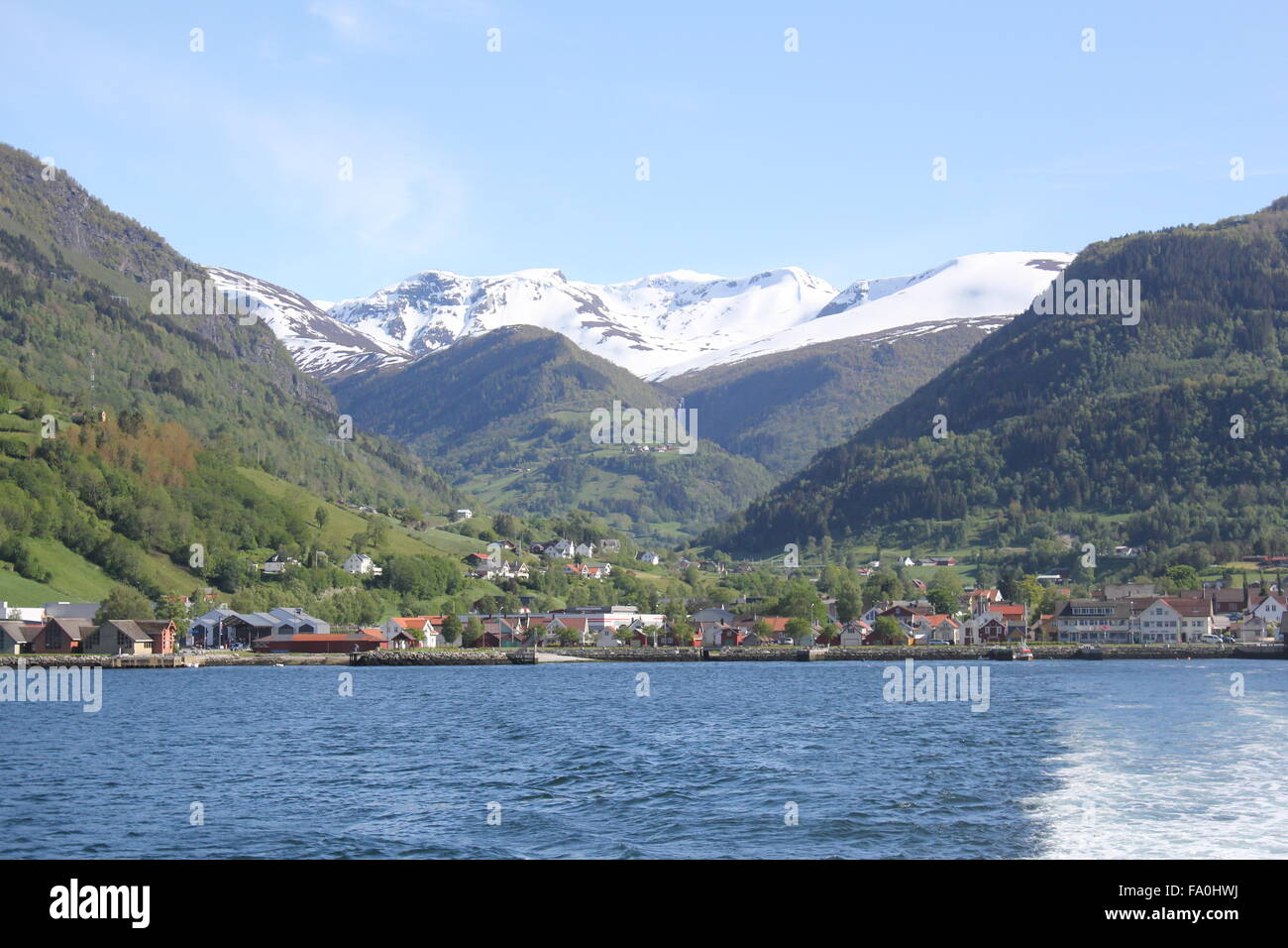 Una vista del villaggio di Vik Sognefjord in Norvegia Foto Stock