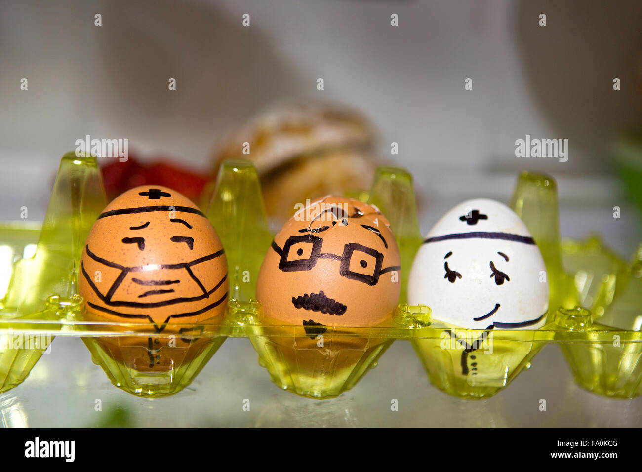 Dipinto di uova in frigorifero, uova incrinate e il medico Foto Stock