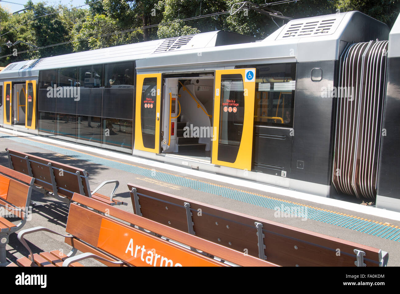 Treno di Sydney a Artarmon stazione ferroviaria su Sydney della North Shore inferiore,Nuovo Galles del Sud, Australia Foto Stock