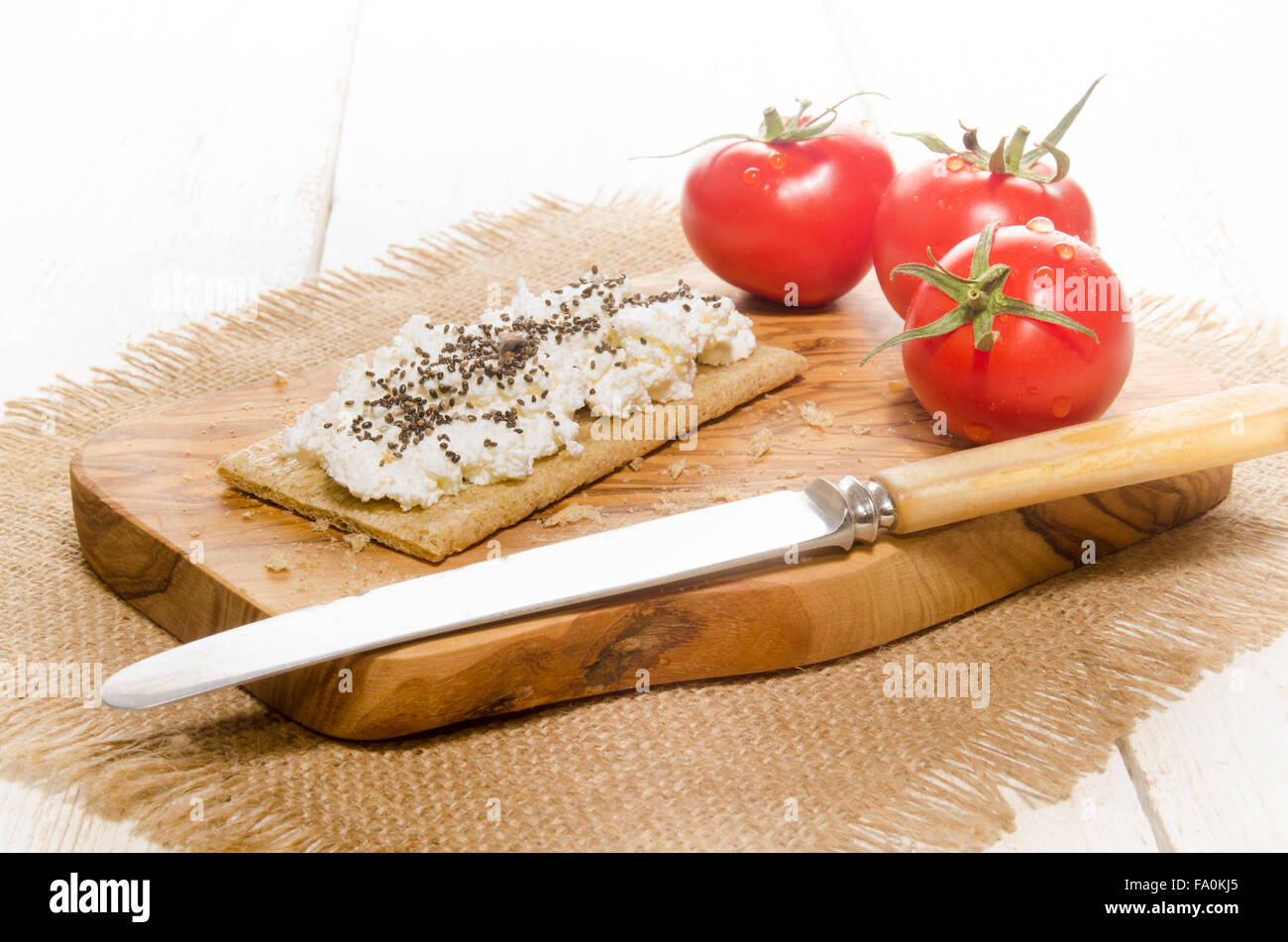 Pane croccante con ricotta, chia e semi di pomodoro fresco Foto Stock