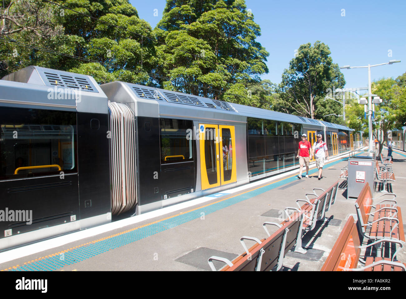 Treno di Sydney a Artarmon stazione ferroviaria su Sydney della North Shore inferiore,Nuovo Galles del Sud, Australia Foto Stock