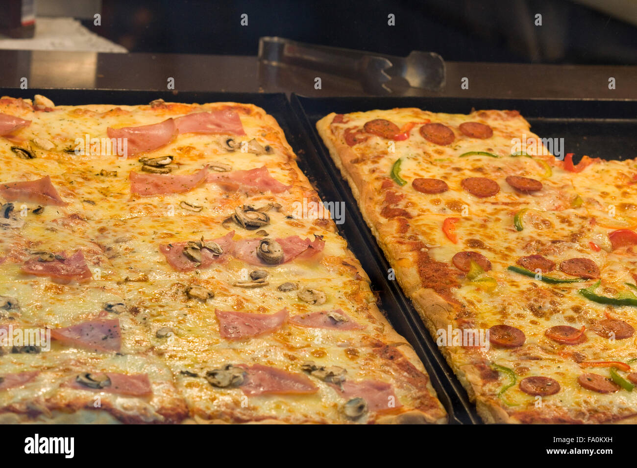 Appena il prosciutto cotto funghi e salsiccia per pizza Pizza Foto Stock