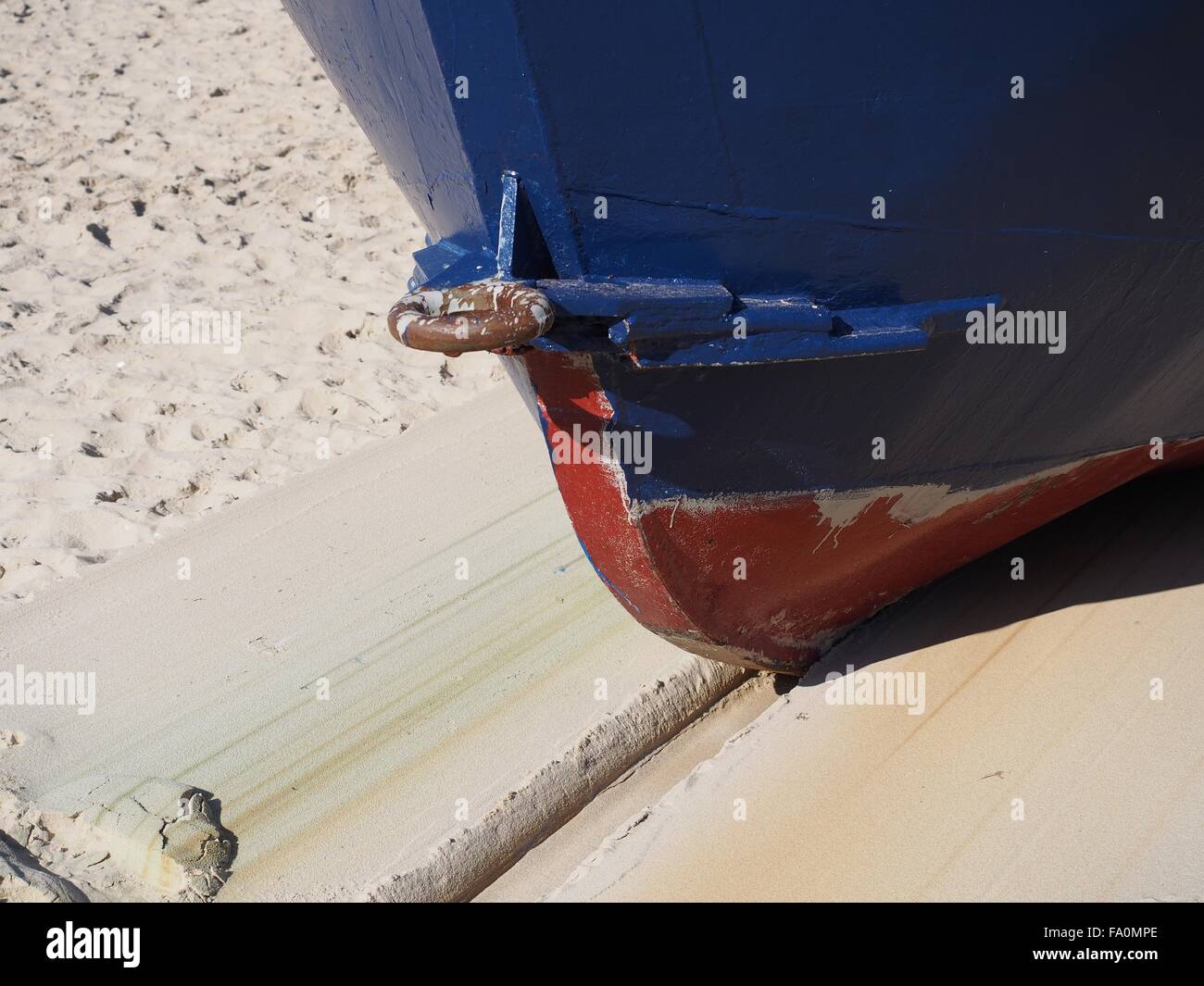 Blu di frammento di barca da pesca in mare Foto Stock