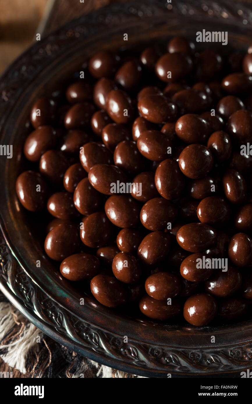 Ricoperta di cioccolato Caffè Espresso fagioli pronto a mangiare Foto Stock