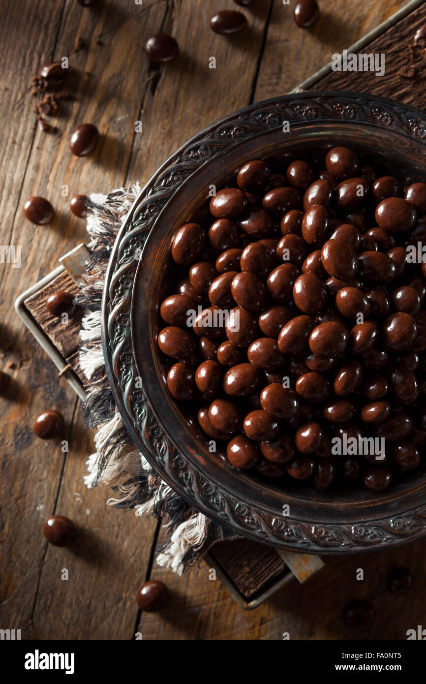 Ricoperta di cioccolato Caffè Espresso fagioli pronto a mangiare Foto Stock
