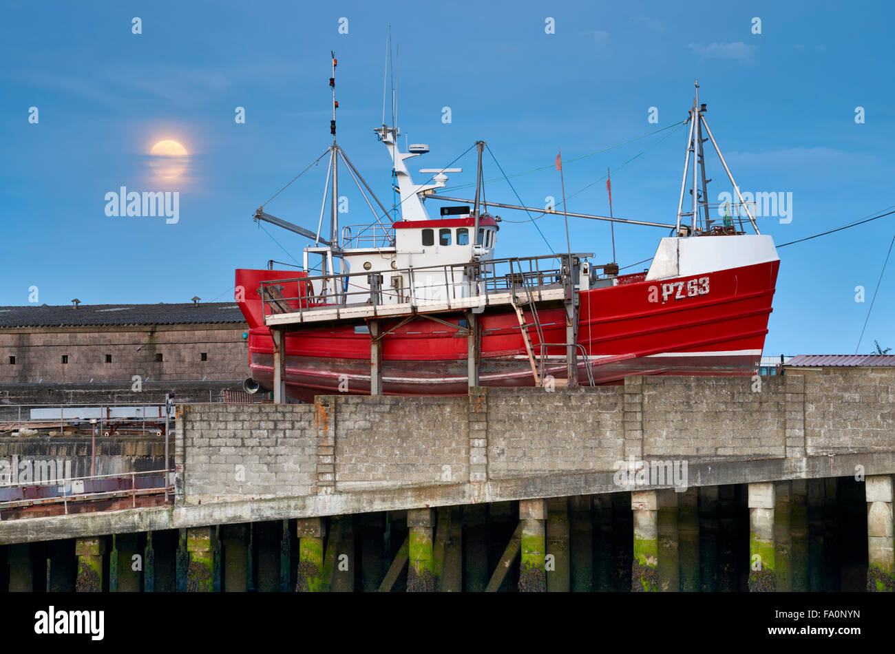 Peschereccio che ha manutenzione e un riverniciatura, Newlyn Foto Stock