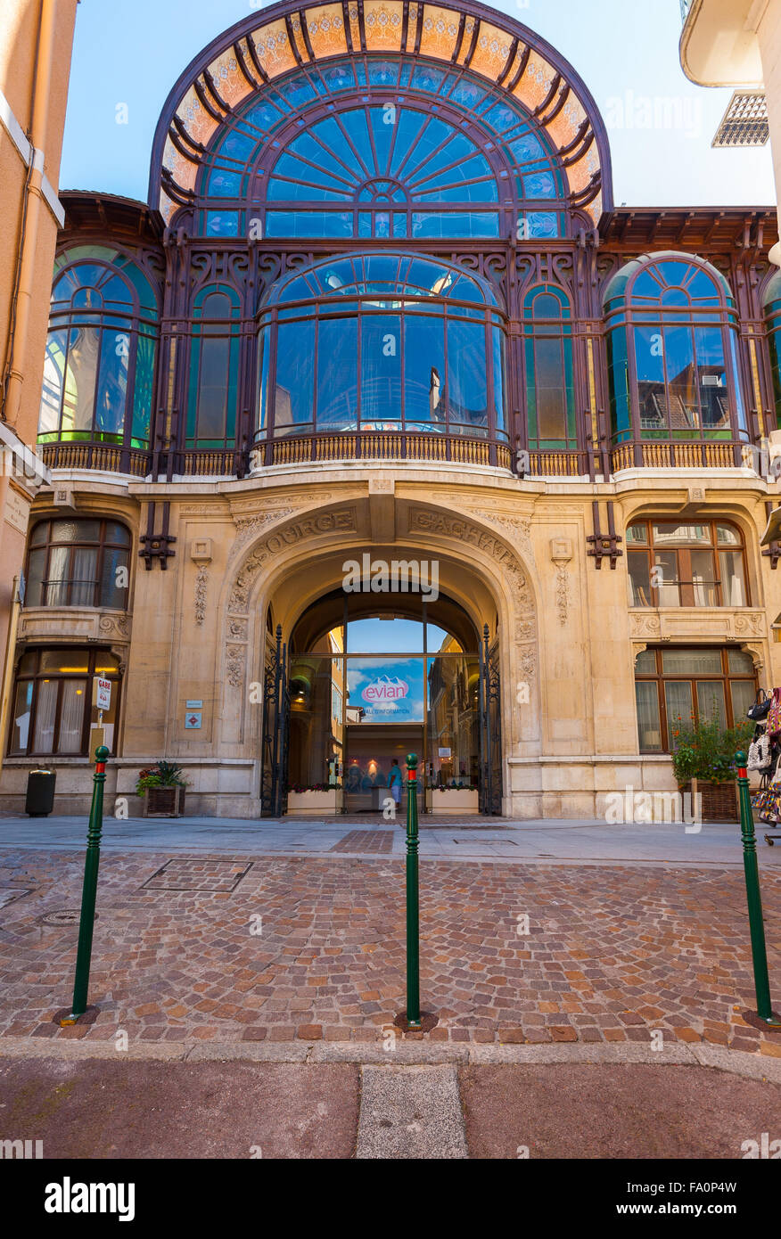 Ingresso anteriore per la storica fonte Cachat edificio, la casa di acqua minerale Evian Foto Stock