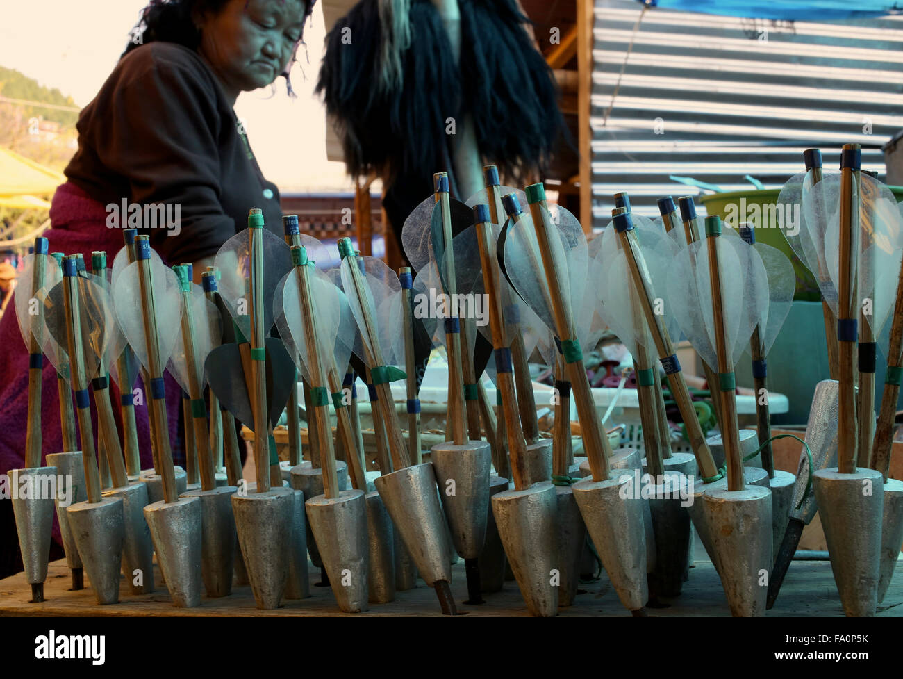 Una donna al negoziante la vendita di freccette in un mercato locale a Thimpu, Bhutan Foto Stock