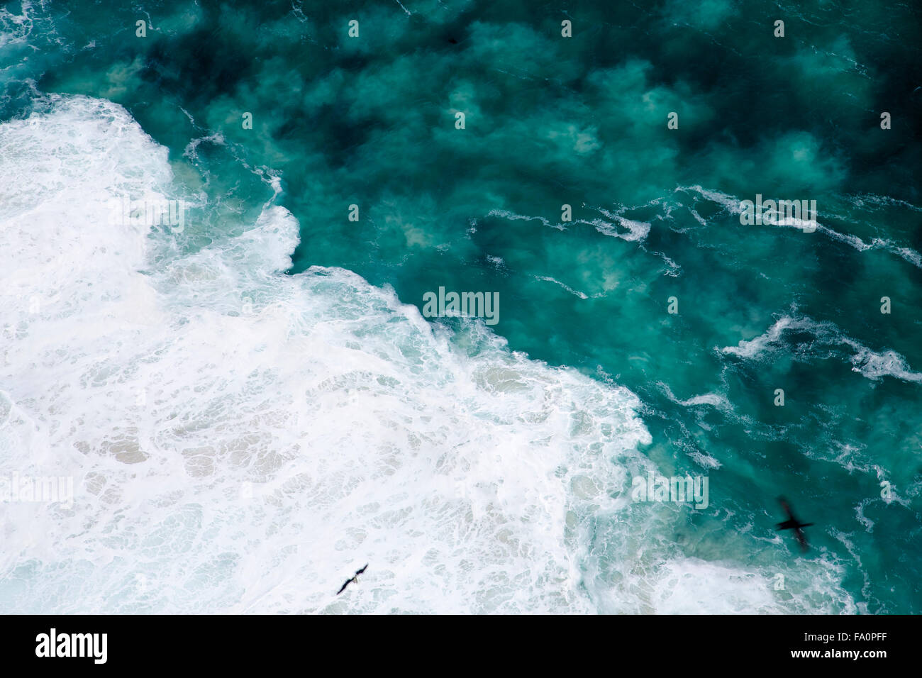 Una vista aerea dell'oceano onde colpendo il litorale di Cape Point in Sud Africa Foto Stock