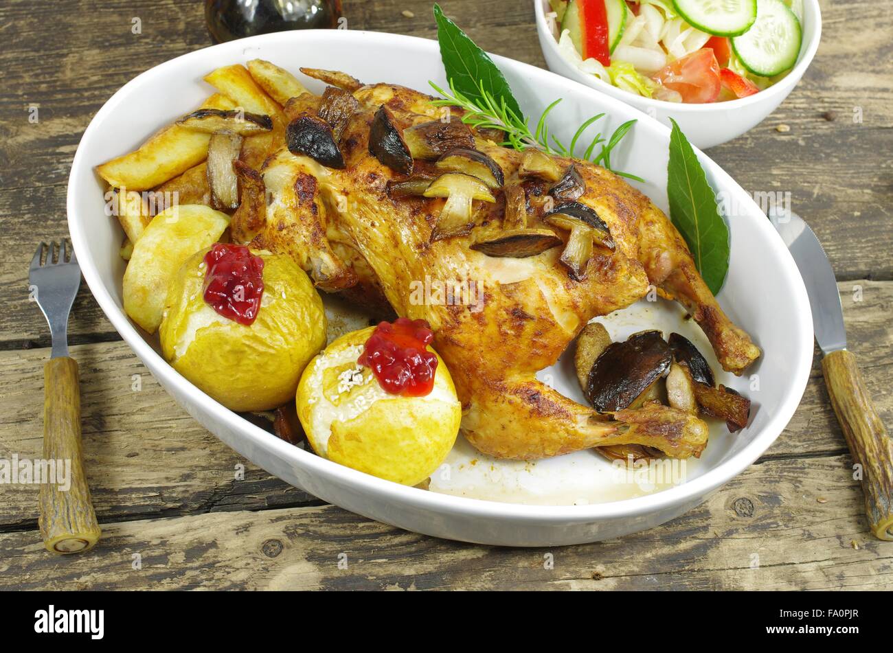 Il pollo al forno con patate funghi e foglie di alloro Foto Stock