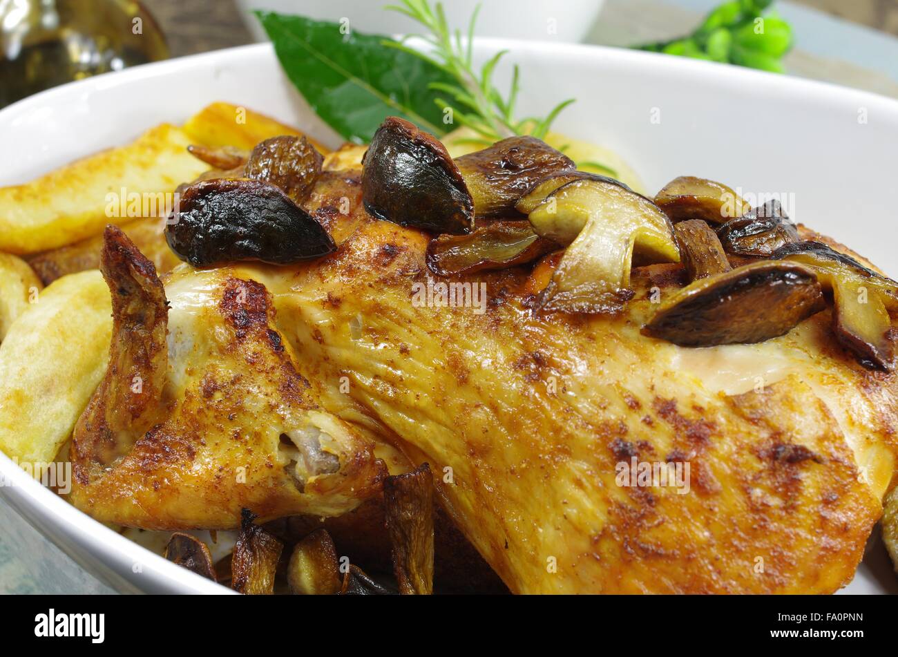 Il pollo al forno con patate funghi e foglie di alloro Foto Stock