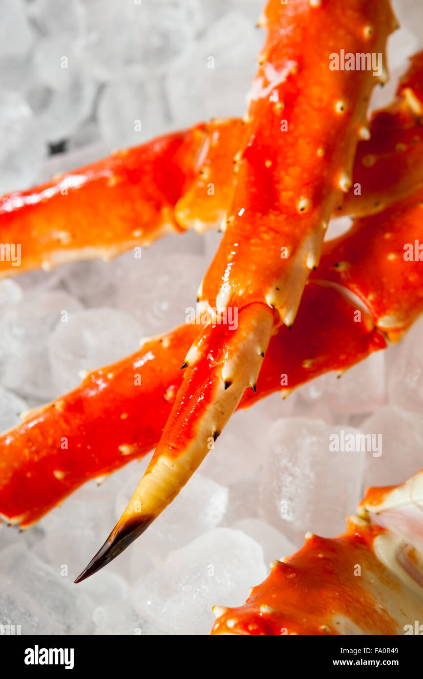 Organico cotto Alaskan King crab gambe con burro Foto Stock