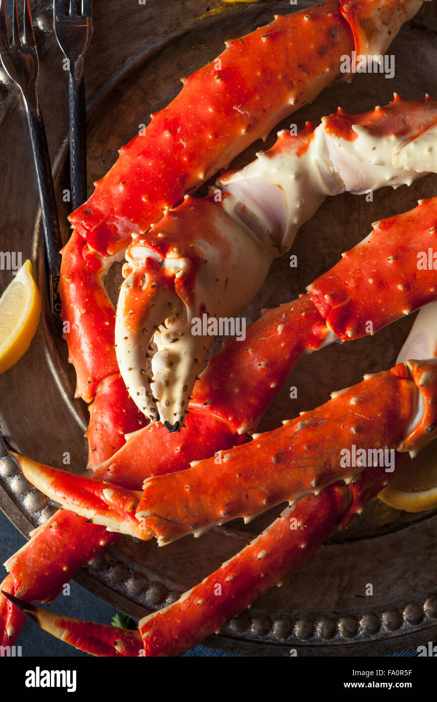 Organico cotto Alaskan King crab gambe con burro Foto Stock