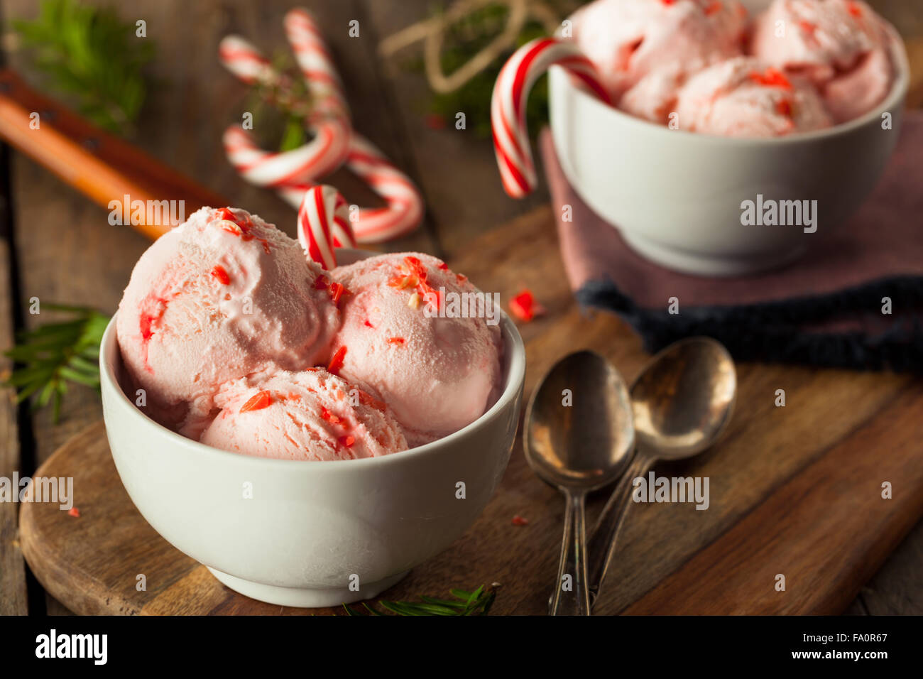 In casa la menta piperita Candy Cane il gelato in una ciotola Foto Stock