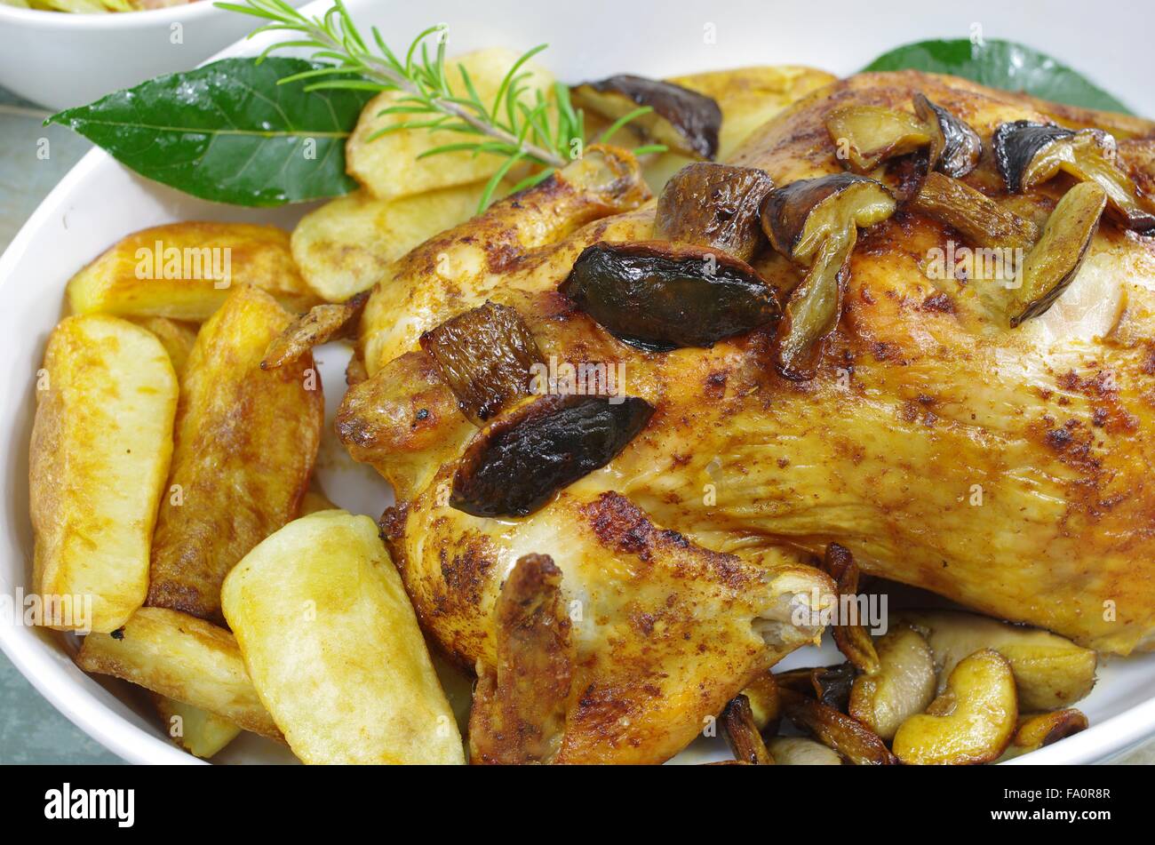 Il pollo al forno con patate funghi e foglie di alloro Foto Stock