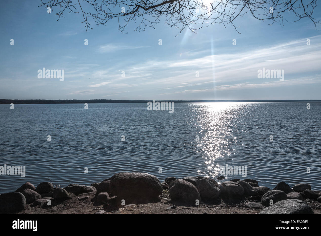 Percorso solare e macchie di luce sul lago a molla in serata. Foto Stock