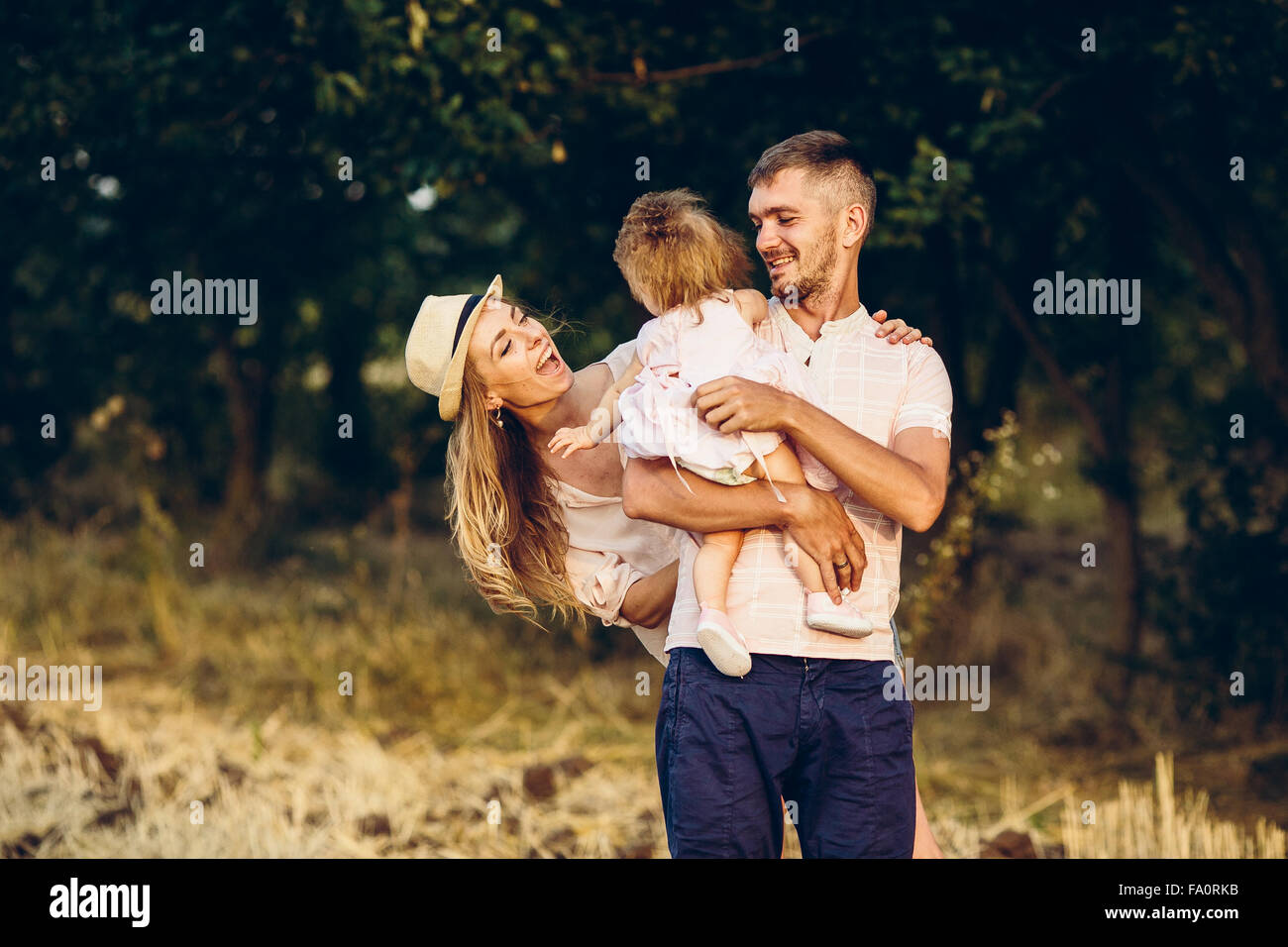 Padre, madre e figlia nel parco Foto Stock