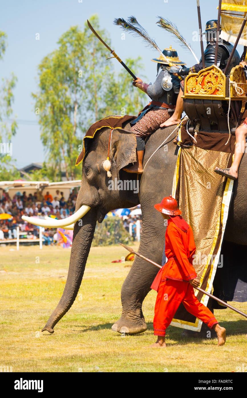 Soldati e re cavalcare un elefante durante il Siamese guerra birmana rievocazione storica a Surin Roundup di elefante Foto Stock