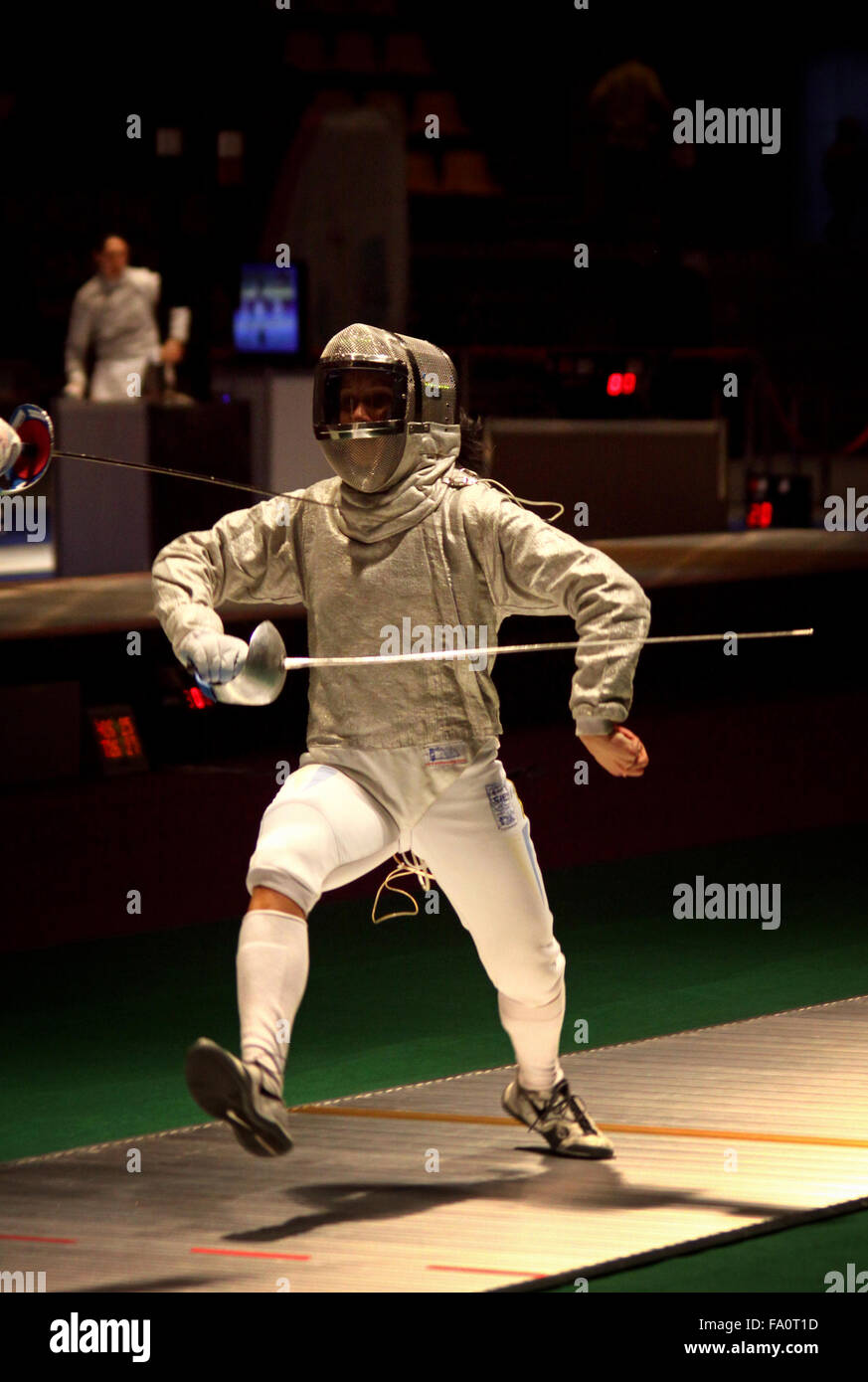 Kiev, Ucraina - 13 Aprile 2012: Galyna Pundyk dell'Ucraina lotte durante Womens Sabre Team match contro gli USA in tutto il mondo ai campionati di scherma Foto Stock