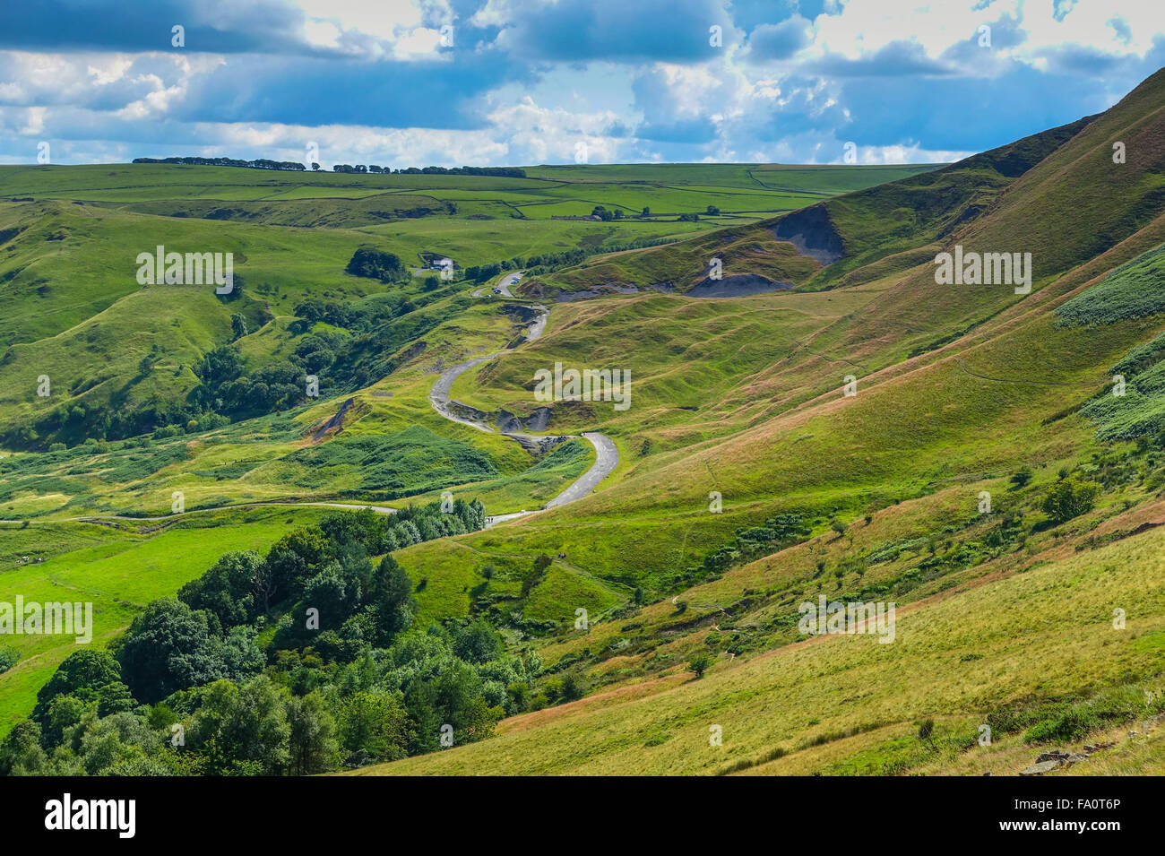 Mam Tor, Castelton, Derbyshire, con la frana e la vecchia strada e Speedwell Cavern Foto Stock