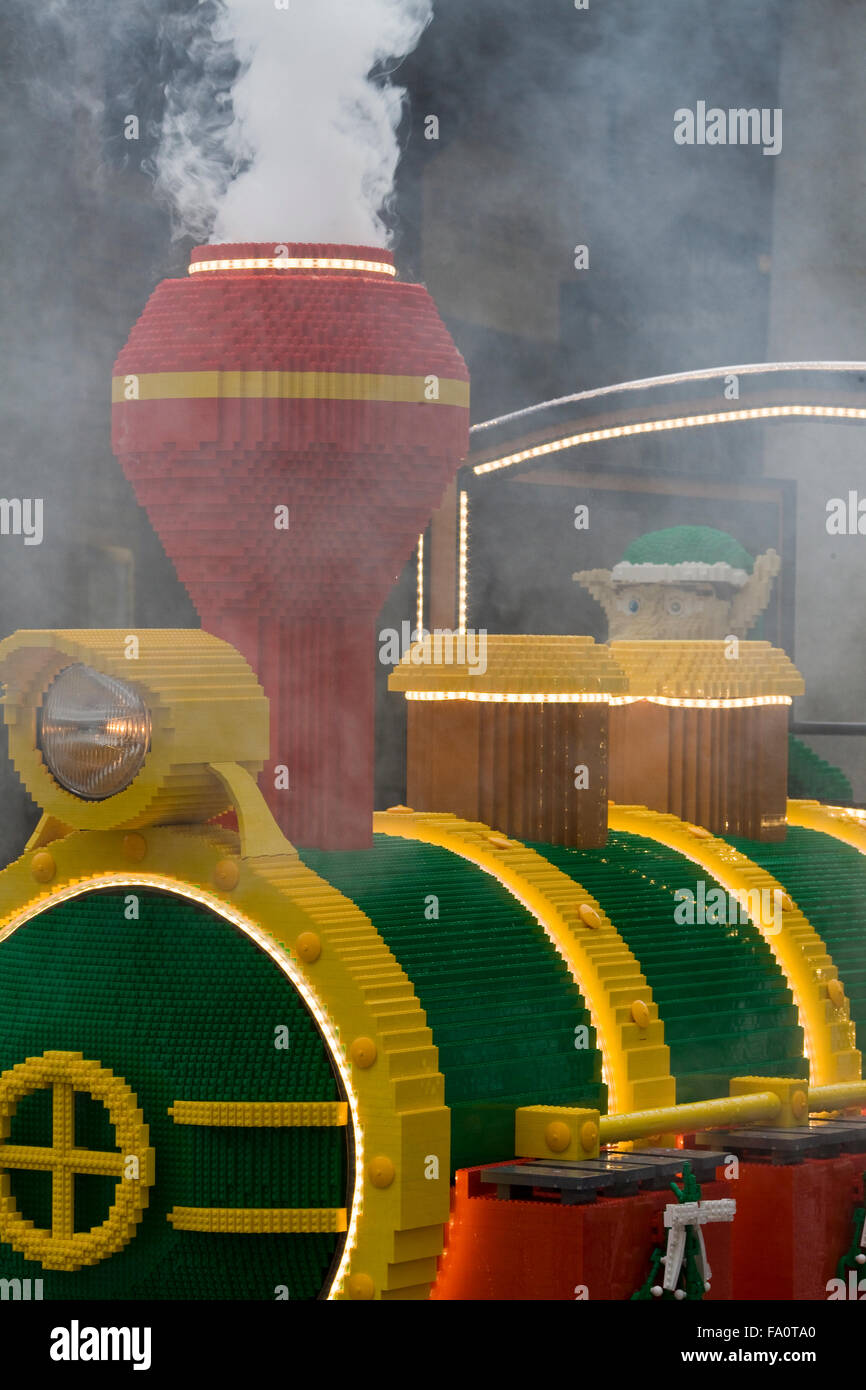 Santa del treno e gli elfi con Teddy Bear e presenta realizzato da Lego visualizzati in Covent Gardens Londra Inghilterra Foto Stock Santa del treno e gli elfi con Teddy Bear e presenta realizzato da Lego visualizzati in Covent Gardens Londra Inghilterra Foto Stock