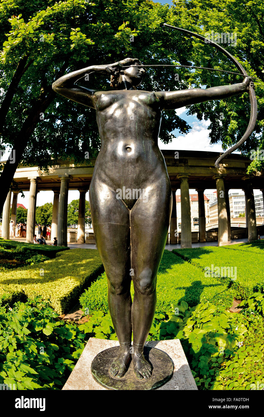 Germania Berlino: statua "Bogenspannerin' da F. Lepcke nel parco della vecchia galleria nazionale Foto Stock