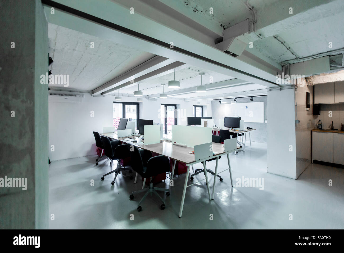 Moderno luminoso ufficio business interno particolare raffigurante orologio  da parete e uno scaffale con libri e pianta Foto stock - Alamy