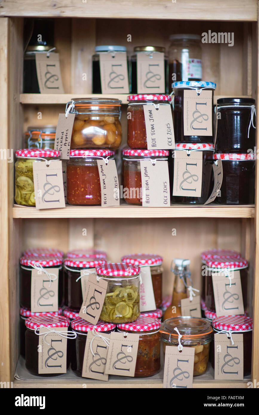 Un armadio pieno di marmellate fatte in casa e conserve Foto Stock