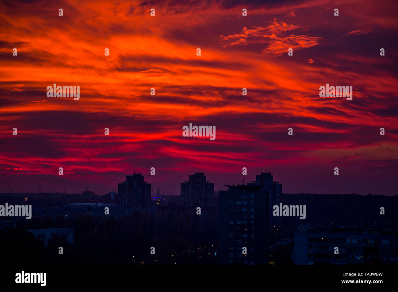 Red nubi su Belgrado, Serbia Foto Stock