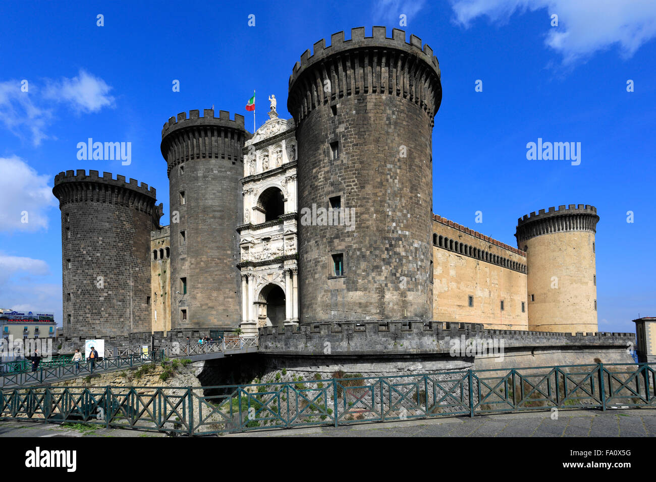 Estate, il Castel Nuovo o Nuovo Castello (1279), il centro storico della città di Napoli, Sito Patrimonio Mondiale dell'UNESCO, regione Campania Foto Stock