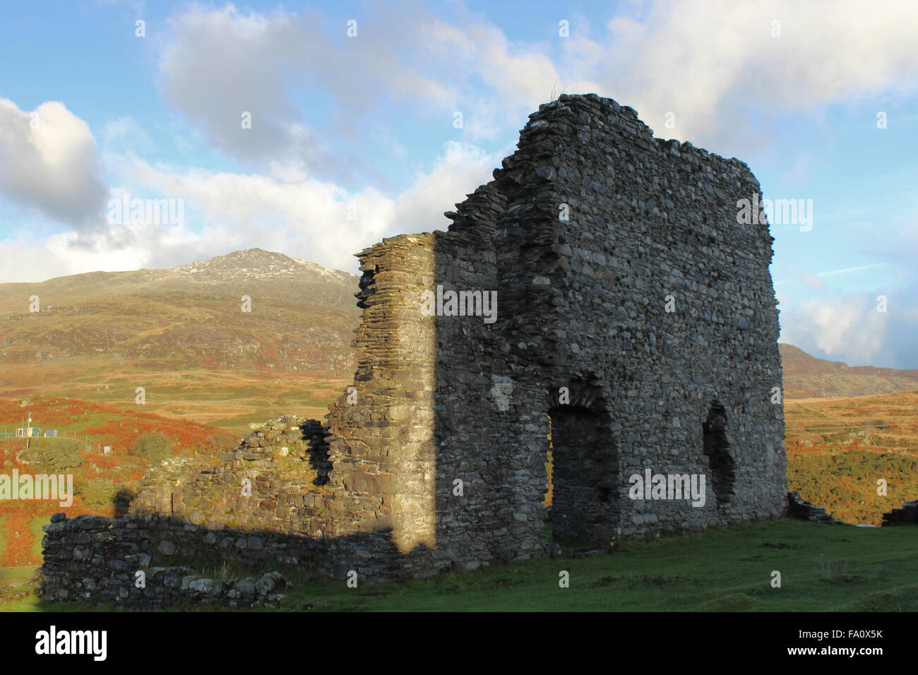 Autunno a castello Dolwydellan Betwsy y Coed e vista verso moel siabod Moelwynion mountain range del Galles Foto Stock