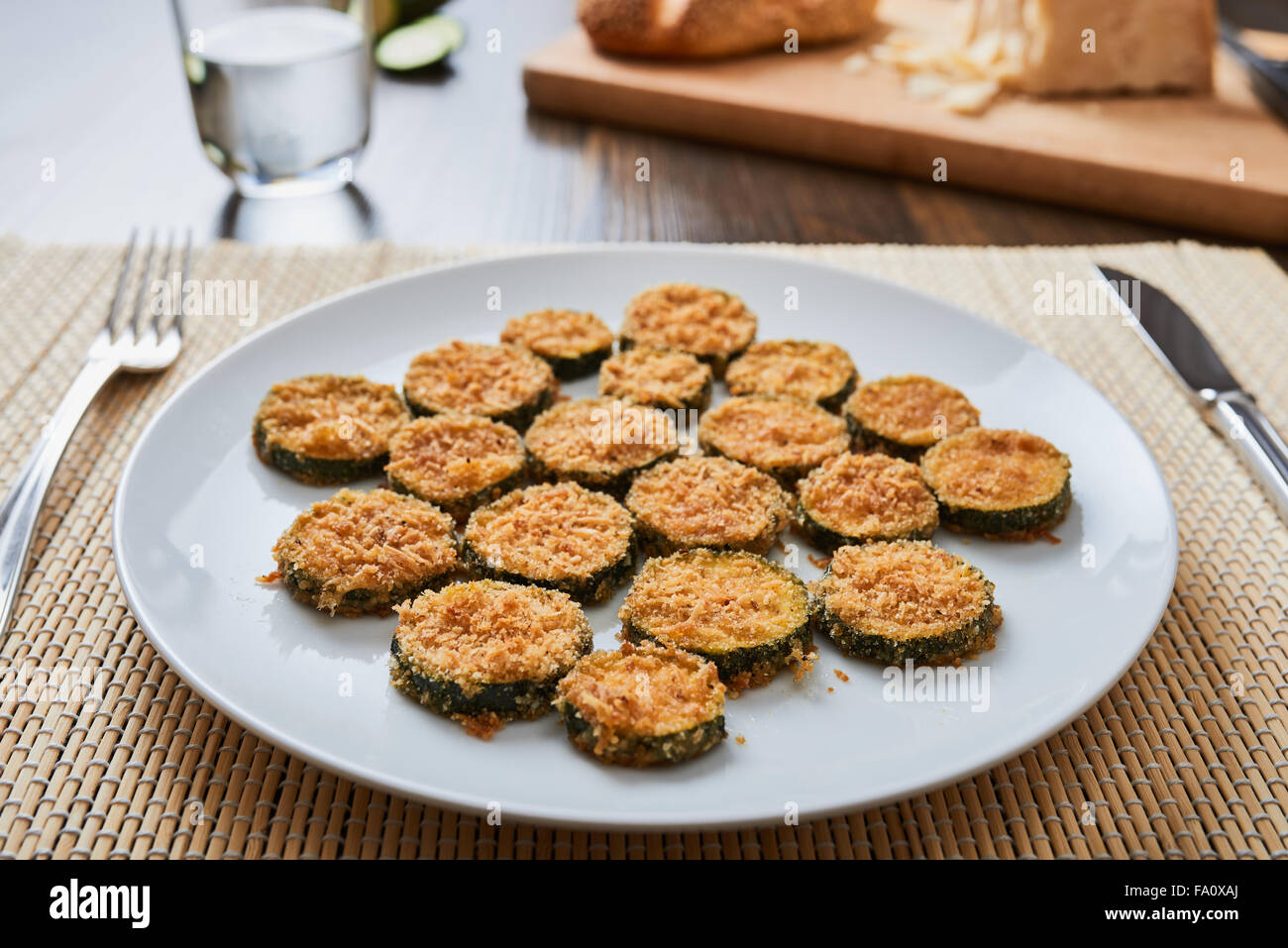 Cotto zucchine parmigiano sulla piastra bianca Foto Stock